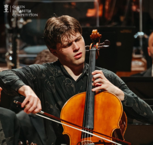 Ettore Pagano durante una esibizione al violoncello, vincitore del Queen Elisabeth Competition 2026 ed ex vincitore del Concorso Internazionale Anemos.